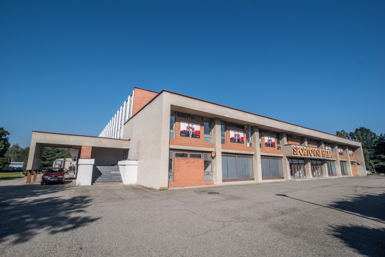 Sportovní hala bude na novou sezonu připravena. O restauraci mají znovu zájem volejbalisté