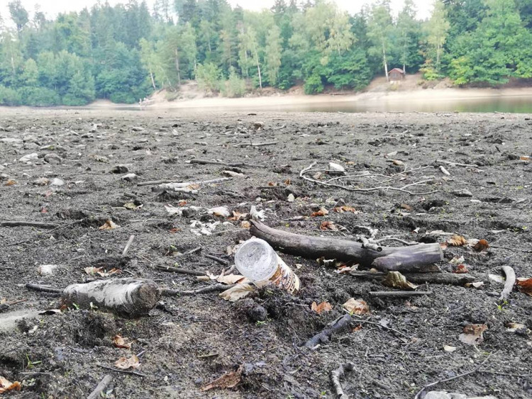 Odpadky u jablonecké přehrady