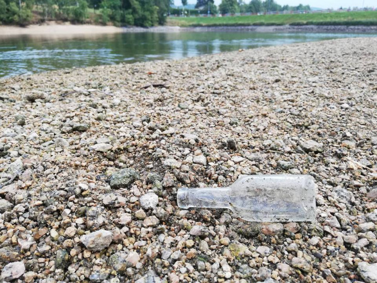 Odpadky u jablonecké přehrady