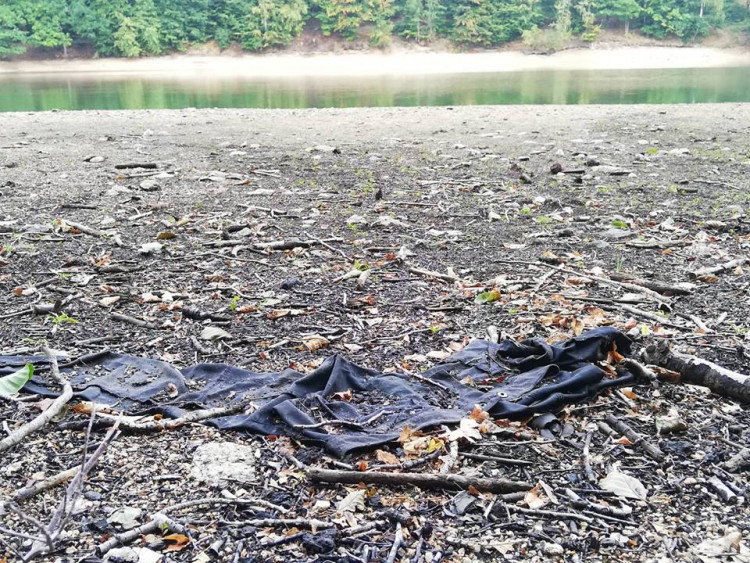 Odpadky u jablonecké přehrady