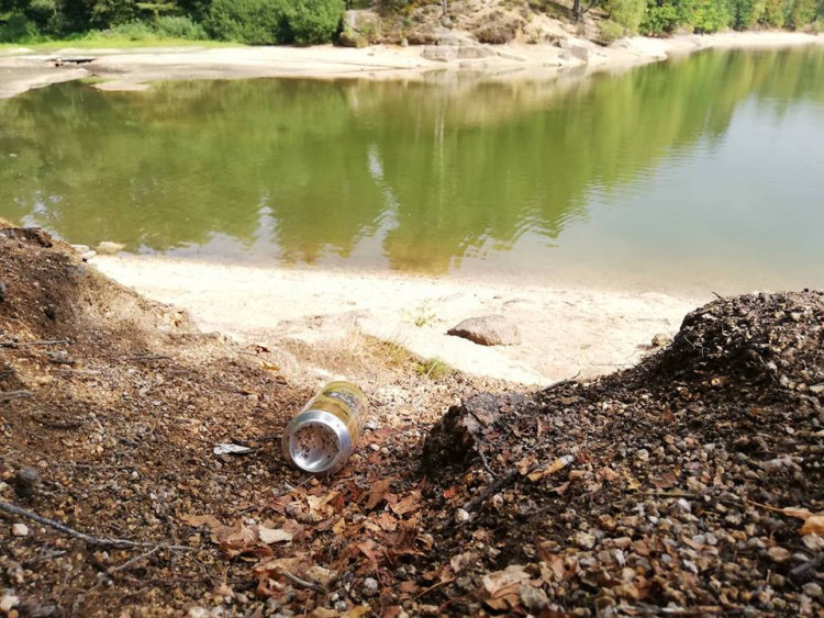 Odpadky u jablonecké přehrady
