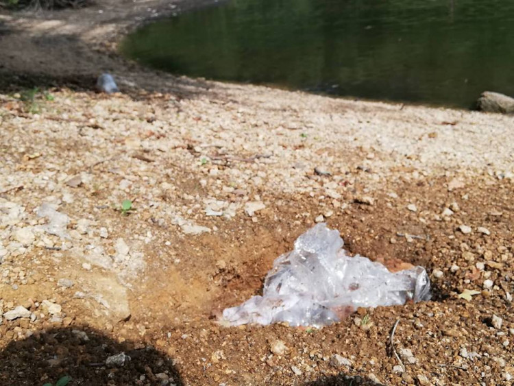 Odpadky u jablonecké přehrady