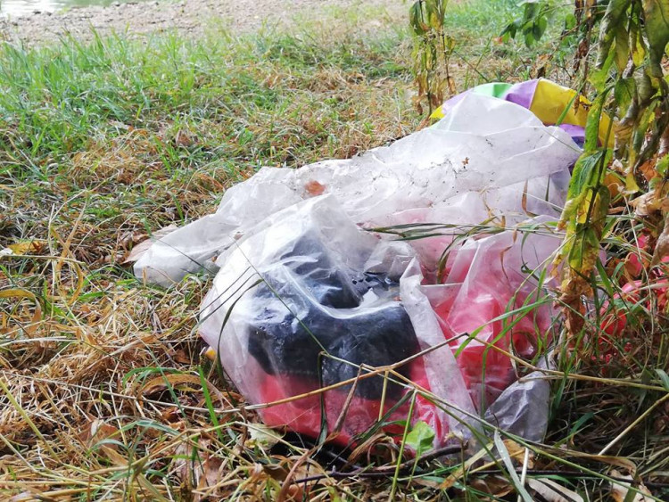 Odpadky u jablonecké přehrady