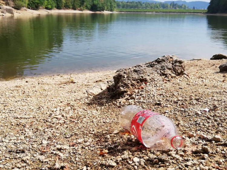 Odpadky u jablonecké přehrady