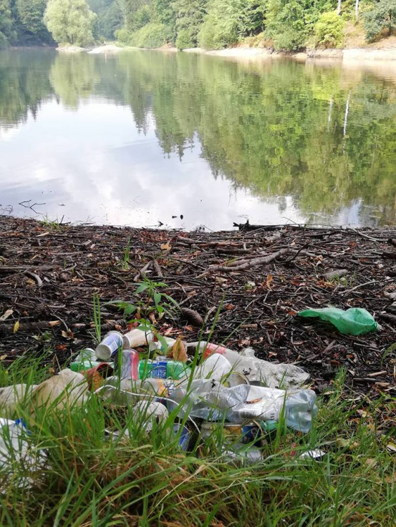 Odpadky u jablonecké přehrady