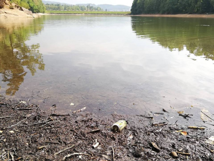 Odpadky u jablonecké přehrady