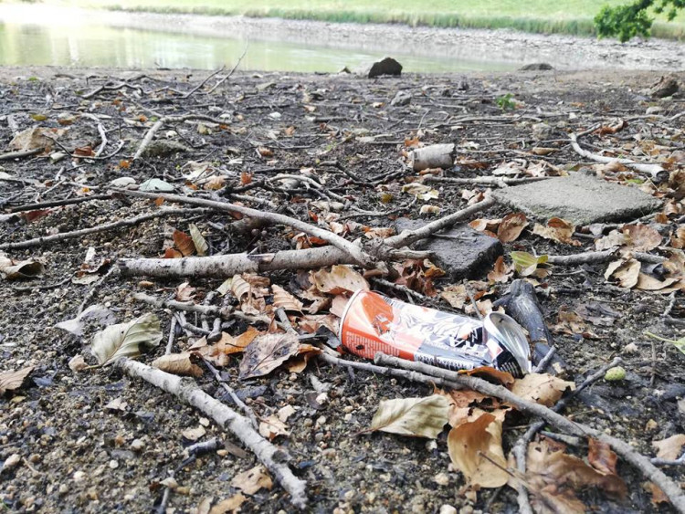 Odpadky u jablonecké přehrady