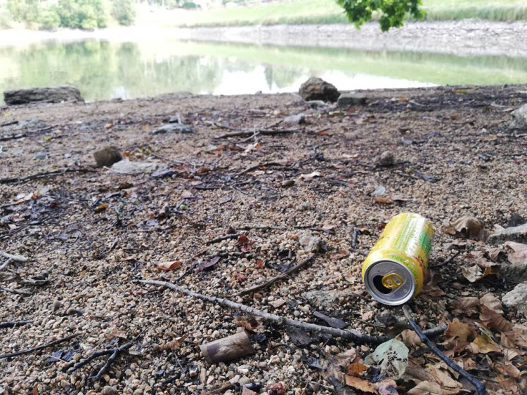 Odpadky u jablonecké přehrady