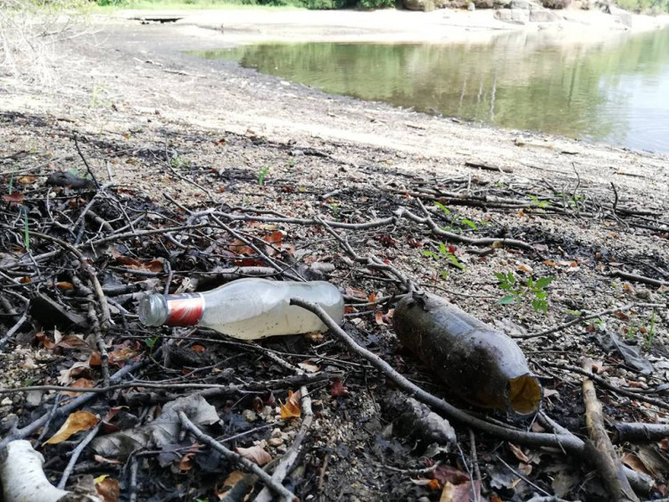 Odpadky u jablonecké přehrady