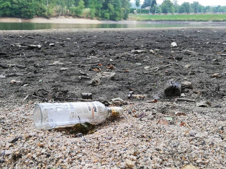 Odpadky u jablonecké přehrady