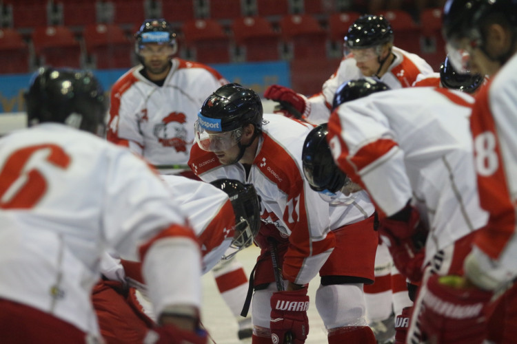 Kohouti zvládli první domácí přípravný zápas, Třinec porazili v nájezdech 3:2
