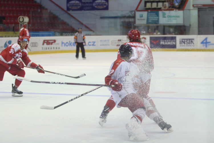 Kohouti zvládli první domácí přípravný zápas, Třinec porazili v nájezdech 3:2