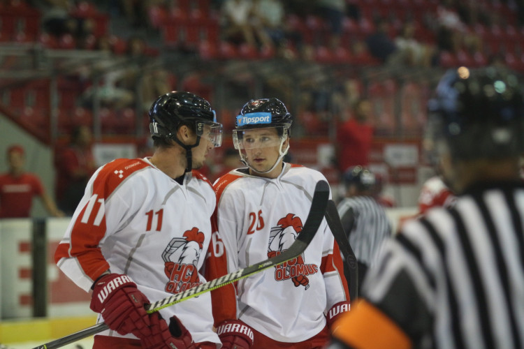 Kohouti zvládli první domácí přípravný zápas, Třinec porazili v nájezdech 3:2