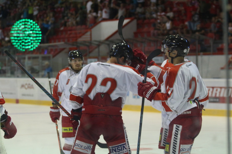 Kohouti zvládli první domácí přípravný zápas, Třinec porazili v nájezdech 3:2