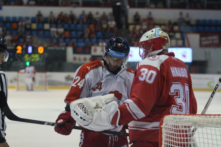 Kohouti zvládli první domácí přípravný zápas, Třinec porazili v nájezdech 3:2