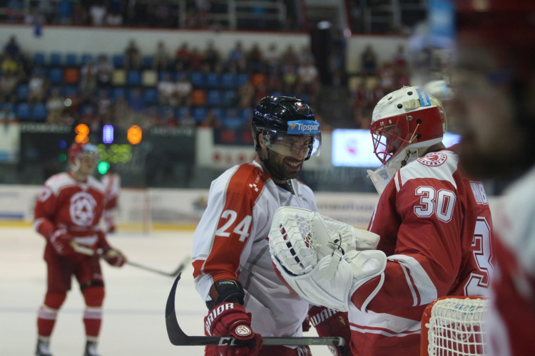 Kohouti zvládli první domácí přípravný zápas, Třinec porazili v nájezdech 3:2