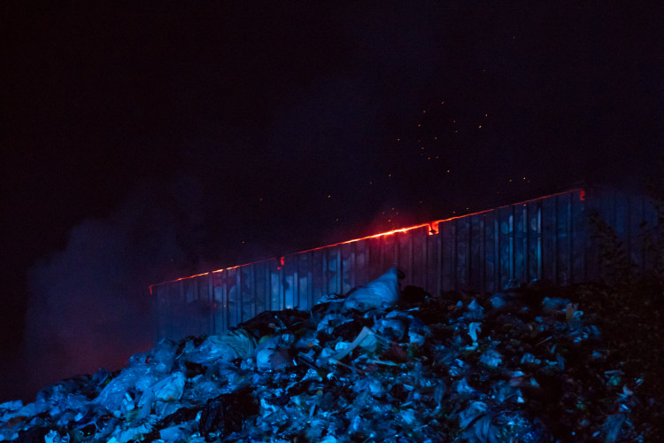 Požár skládky na Proseči