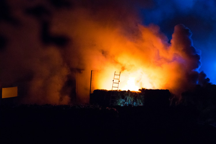 Požár skládky na Proseči