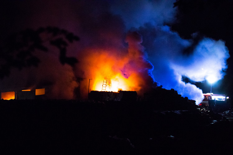Požár skládky na Proseči