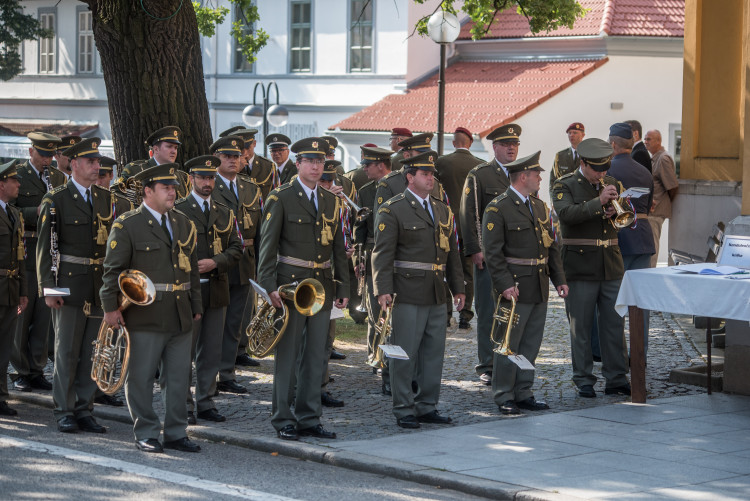 V Hluboké nad Vltavou se lidé loučili s padlým vojákem Kamilem Benešem