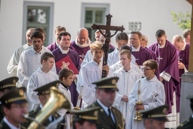 V Hluboké nad Vltavou se lidé loučili s padlým vojákem Kamilem Benešem