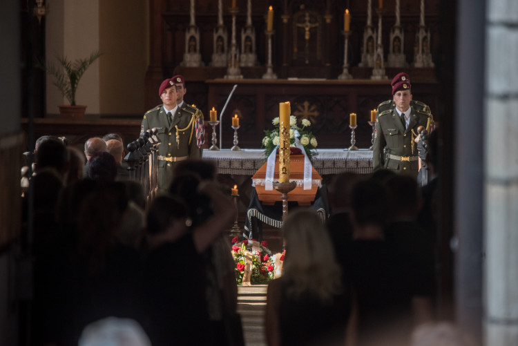 V Hluboké nad Vltavou se lidé loučili s padlým vojákem Kamilem Benešem