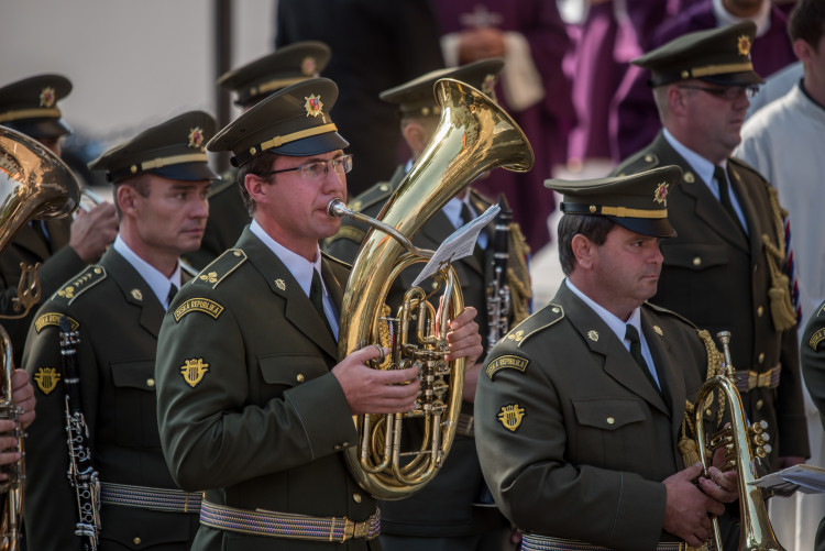 V Hluboké nad Vltavou se lidé loučili s padlým vojákem Kamilem Benešem