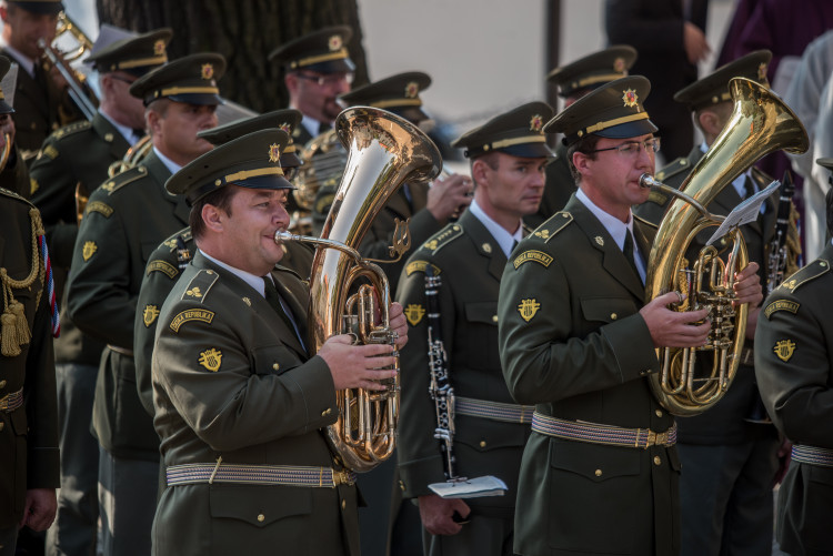 V Hluboké nad Vltavou se lidé loučili s padlým vojákem Kamilem Benešem