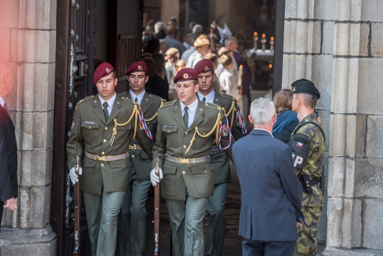 V Hluboké nad Vltavou se lidé loučili s padlým vojákem Kamilem Benešem