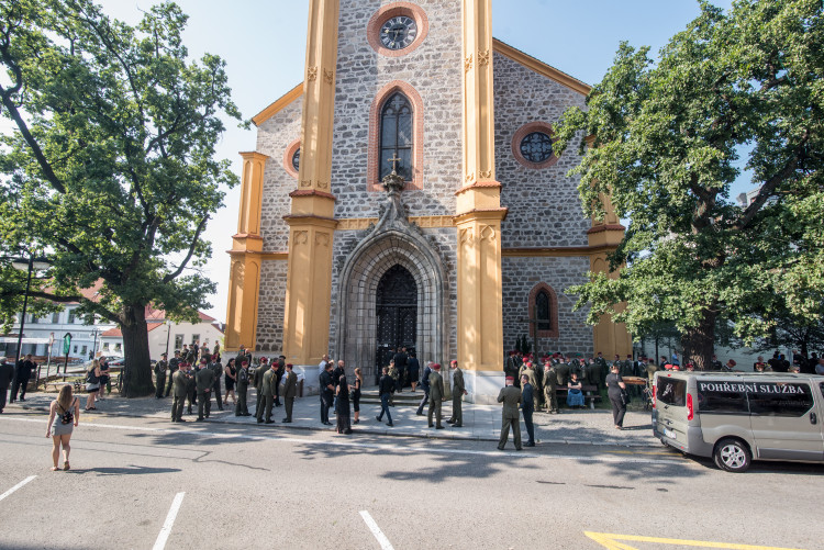 V Hluboké nad Vltavou se lidé loučili s padlým vojákem Kamilem Benešem