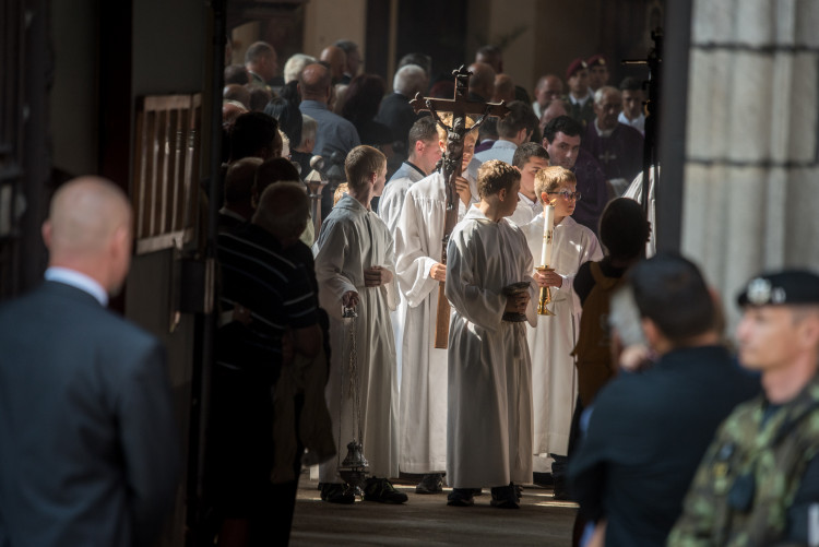 V Hluboké nad Vltavou se lidé loučili s padlým vojákem Kamilem Benešem