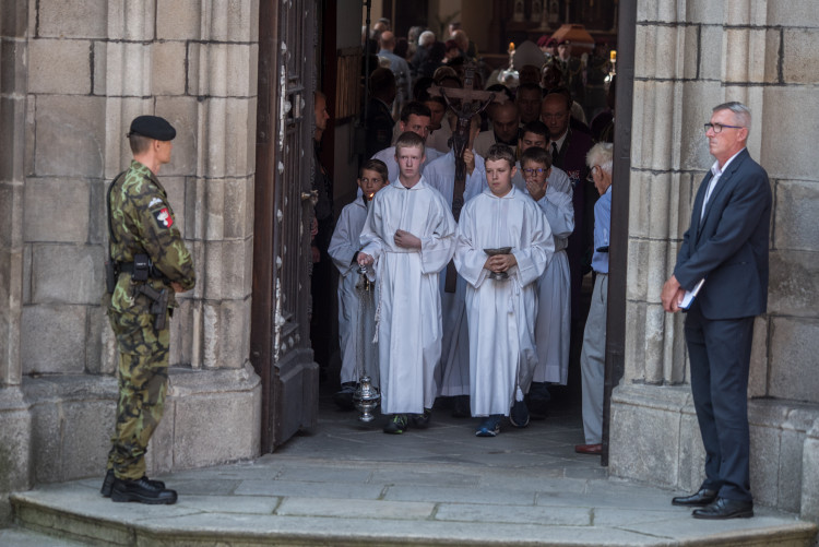 V Hluboké nad Vltavou se lidé loučili s padlým vojákem Kamilem Benešem
