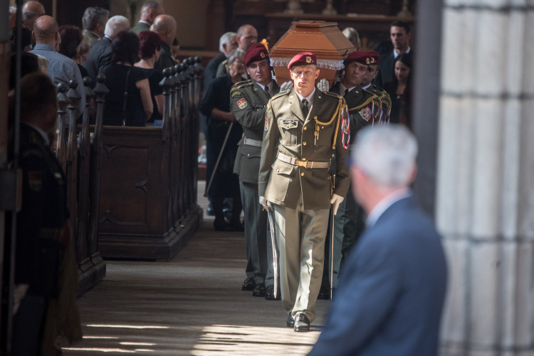V Hluboké nad Vltavou se lidé loučili s padlým vojákem Kamilem Benešem
