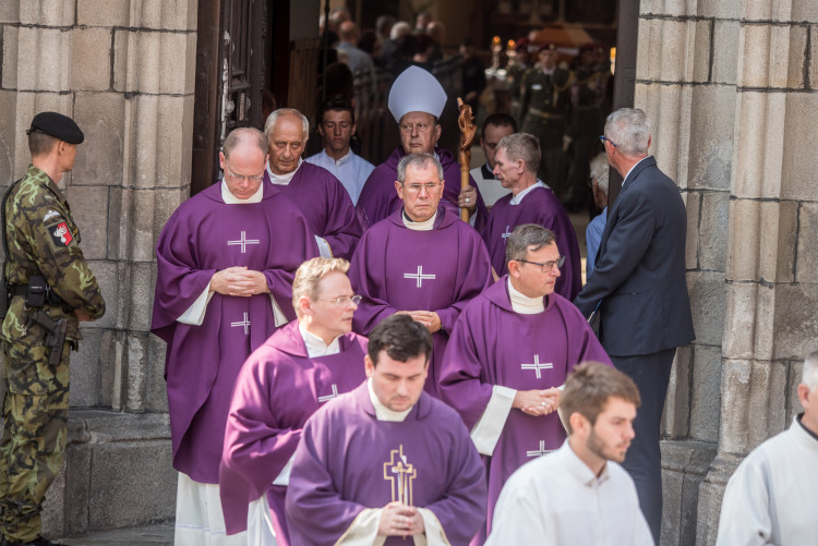V Hluboké nad Vltavou se lidé loučili s padlým vojákem Kamilem Benešem