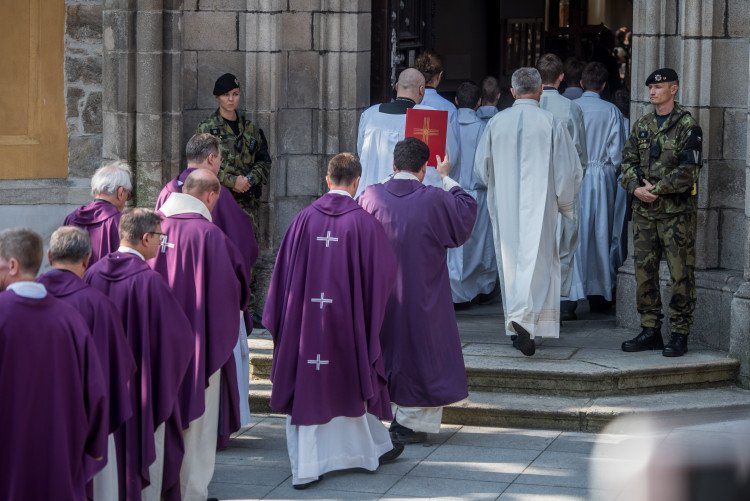 V Hluboké nad Vltavou se lidé loučili s padlým vojákem Kamilem Benešem