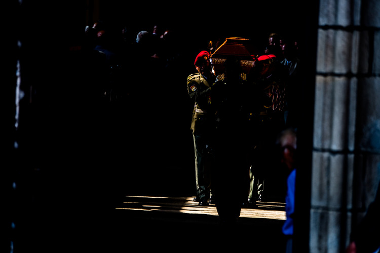 V Hluboké nad Vltavou se lidé loučili s padlým vojákem Kamilem Benešem