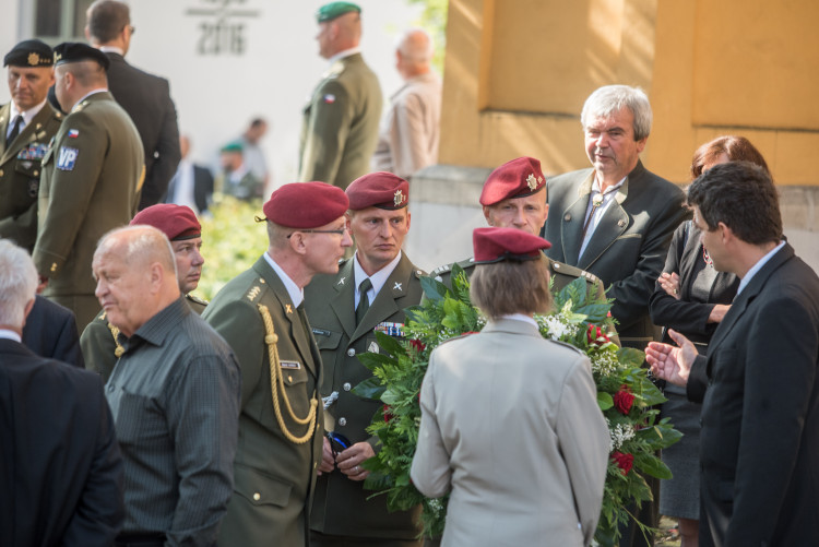 V Hluboké nad Vltavou se lidé loučili s padlým vojákem Kamilem Benešem