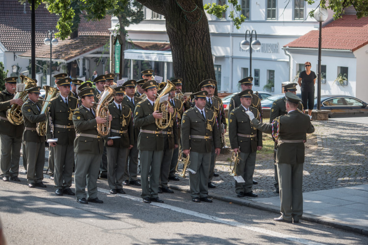 V Hluboké nad Vltavou se lidé loučili s padlým vojákem Kamilem Benešem