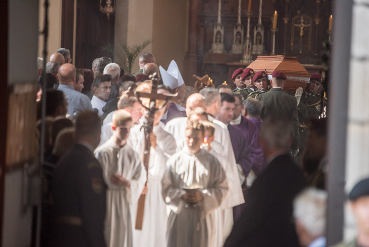 V Hluboké nad Vltavou se lidé loučili s padlým vojákem Kamilem Benešem