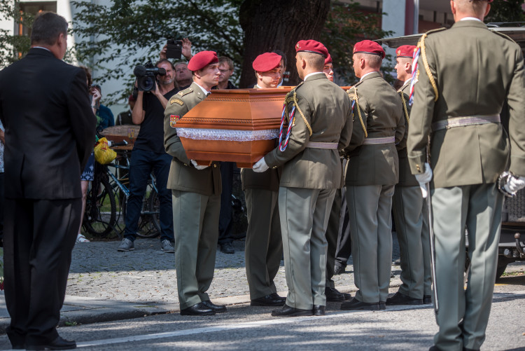 V Hluboké nad Vltavou se lidé loučili s padlým vojákem Kamilem Benešem