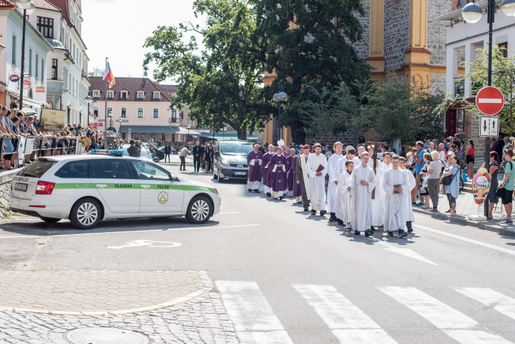 V Hluboké nad Vltavou se lidé loučili s padlým vojákem Kamilem Benešem