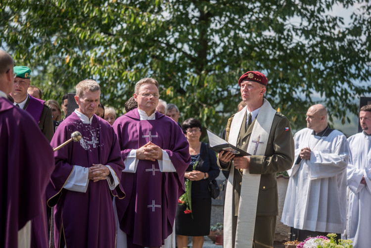 V Hluboké nad Vltavou se lidé loučili s padlým vojákem Kamilem Benešem