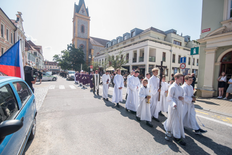 V Hluboké nad Vltavou se lidé loučili s padlým vojákem Kamilem Benešem