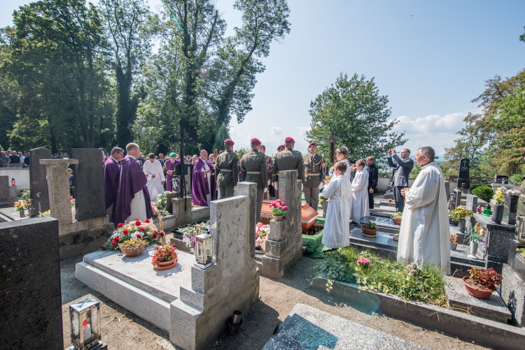 V Hluboké nad Vltavou se lidé loučili s padlým vojákem Kamilem Benešem