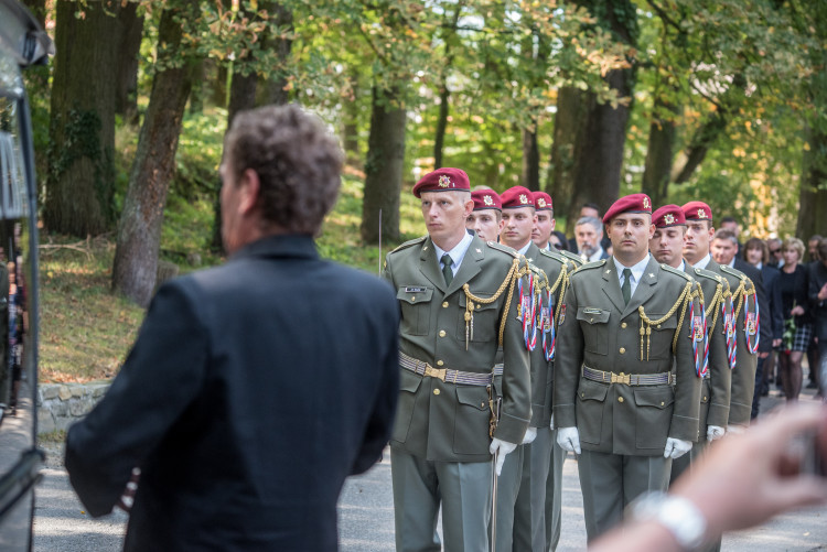 V Hluboké nad Vltavou se lidé loučili s padlým vojákem Kamilem Benešem