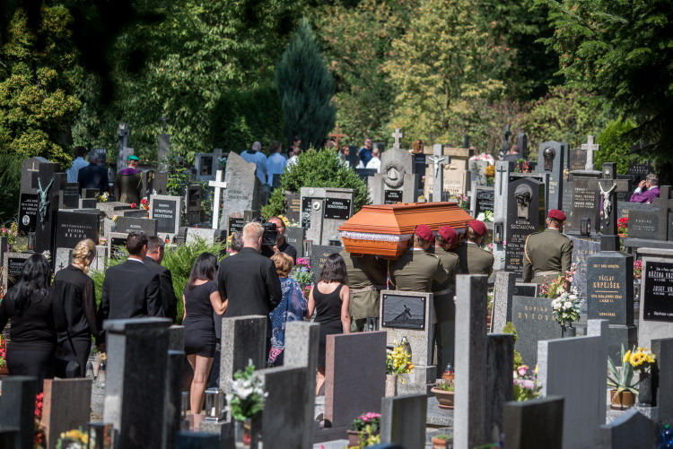 V Hluboké nad Vltavou se lidé loučili s padlým vojákem Kamilem Benešem