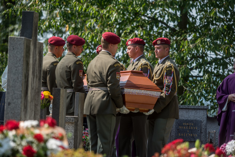 V Hluboké nad Vltavou se lidé loučili s padlým vojákem Kamilem Benešem