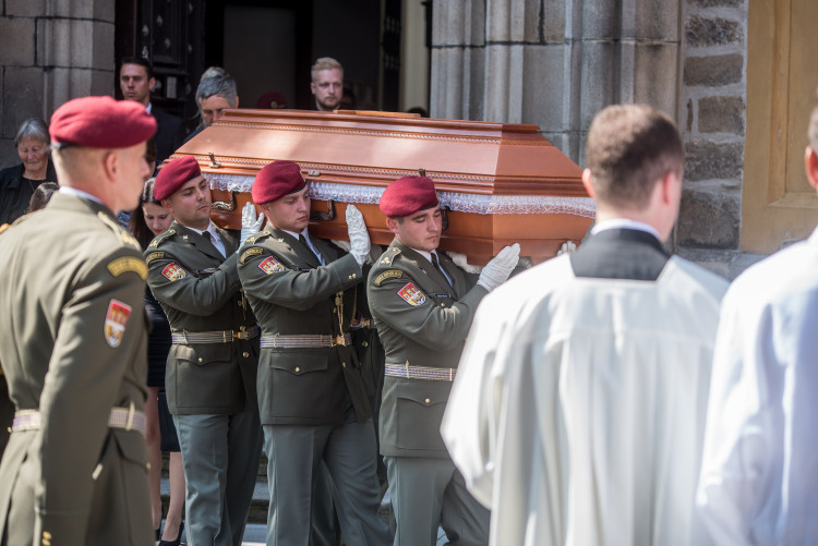 V Hluboké nad Vltavou se lidé loučili s padlým vojákem Kamilem Benešem