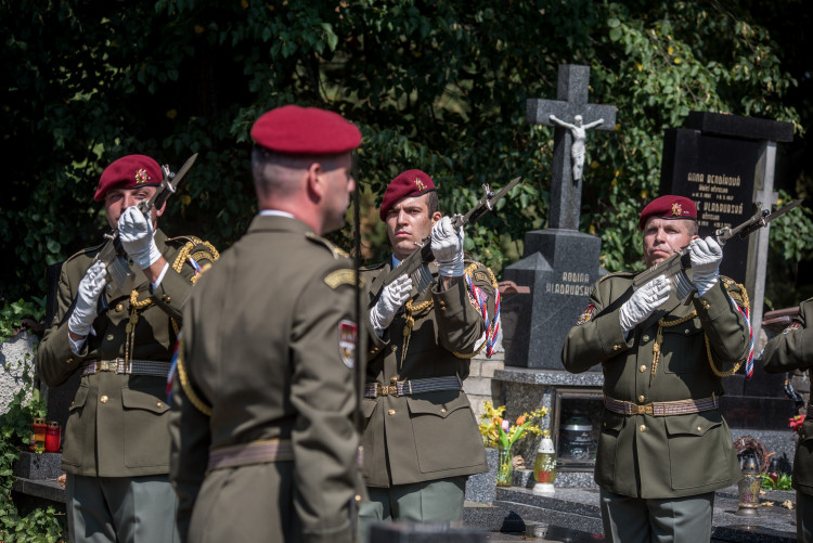 V Hluboké nad Vltavou se lidé loučili s padlým vojákem Kamilem Benešem