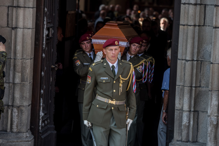 V Hluboké nad Vltavou se lidé loučili s padlým vojákem Kamilem Benešem
